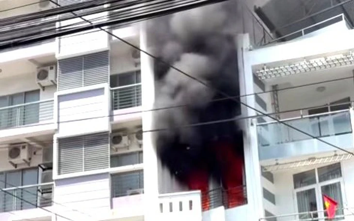 Xe khách giường nằm biển số TP.HCM cháy ngùn ngụt ở Nha Trang, cột khói đen cao hàng chục mét  - Ảnh 3.