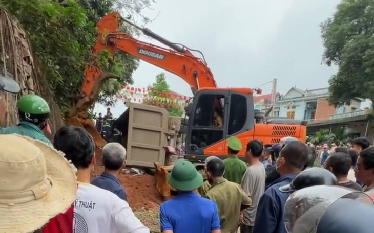 Xe đầu kéo chở than mất lái, lao thẳng vào cổng trường mầm non - Ảnh 2.