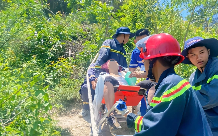 Cứu hộ 2 du khách ở TP.HCM bị lạc khi trekking tại khu vực núi Mũi Đôi - Ảnh 2.