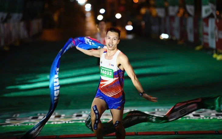 Hoàng Nguyên Thanh và Phạm Thị Hồng Lệ vô địch 42km Tiền Phong Marathon - Ảnh 5.