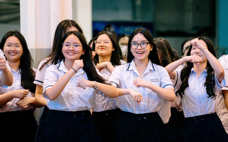 Sáng đi làm đến chiều, tối lại ru rú ở nhà: Tuổi trẻ chỉ gói gọn như vậy thôi sao? - Ảnh 2.