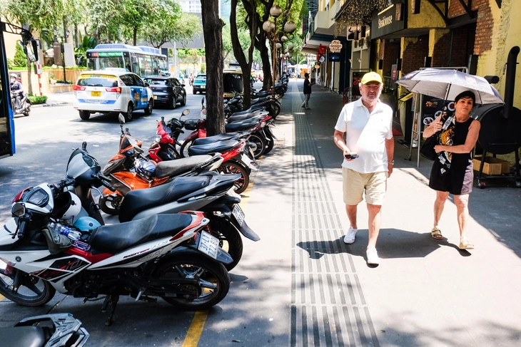 Vỉa hè đã dần thông thoáng - Ảnh 1. vỉa hè - Ảnh 1.