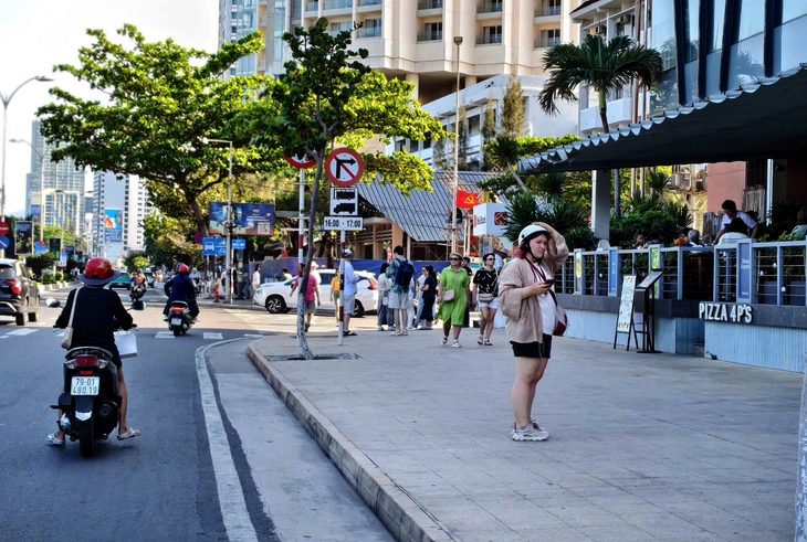 Vỉa hè đã dần thông thoáng - Ảnh 5. Vỉa hè đã dần thông thoáng - Ảnh 5.