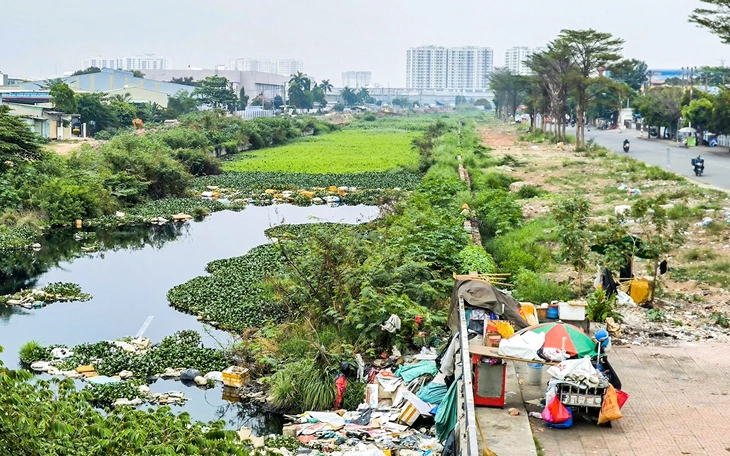 Phường cắm biển báo, lập hàng rào, tăng cường tuyên truyền và tuần tra khu vực kênh Tham Lương - Ảnh 6.