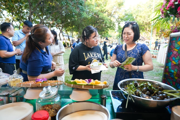 Háo hức xem trình diễn xẻ cá ngừ 50kg, trải nghiệm ẩm thực 5 sao của ba miền - Ảnh 9.