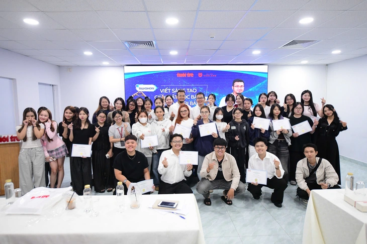 Sinh viên Văn Lang học 'viết sáng tạo' cùng nhà văn Nguyễn Đinh Khoa - Ảnh 10.