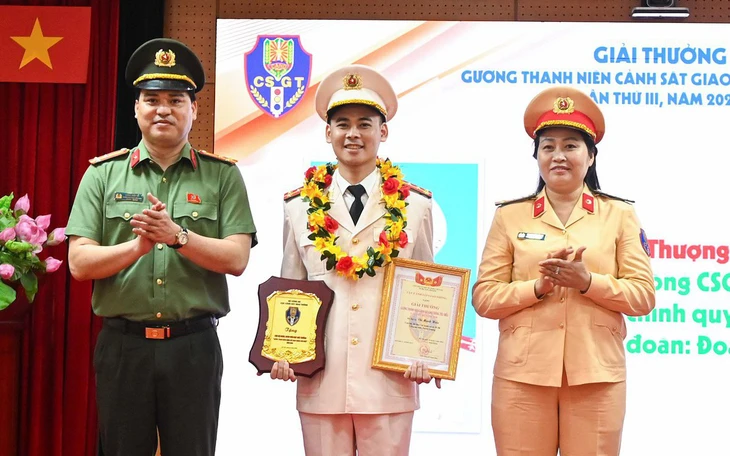 Cảnh sát bất ngờ kiểm tra, phát hiện nhiều xe đạp điện của học sinh được 'độ' để thể hiện 'số má' - Ảnh 2.