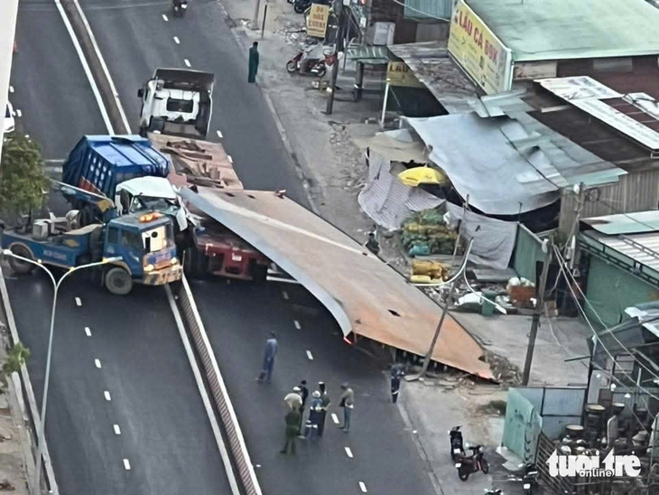 Dòng xe ken đặc trên cầu Kênh Tẻ sau tai nạn giữa xe đầu kéo và xe rác khiến tài xế tử vong - Ảnh 10.