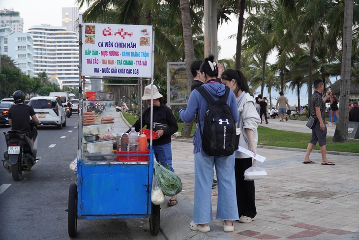 Hàng rong vẫn 'tung hoành' trên đường du lịch ven biển Đà Nẵng - Ảnh 3.
