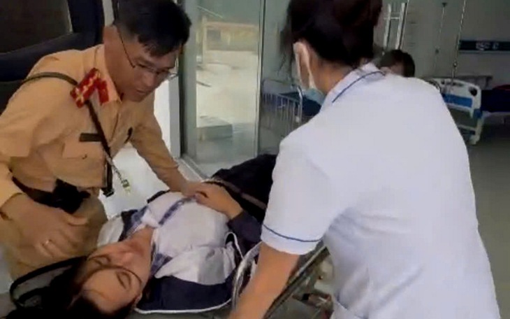 Cảnh sát giao thông dùng xe đặc chủng đưa người bị tai biến nặng và bé gái bị co giật đi cấp cứu - Ảnh 4.