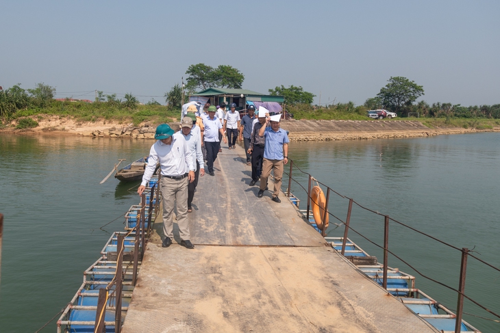 Cầu phao sông Thạch Hãn mở lại sau hai tuần, khắc phục một số hạn chế trong 7 ngày - Ảnh 2.