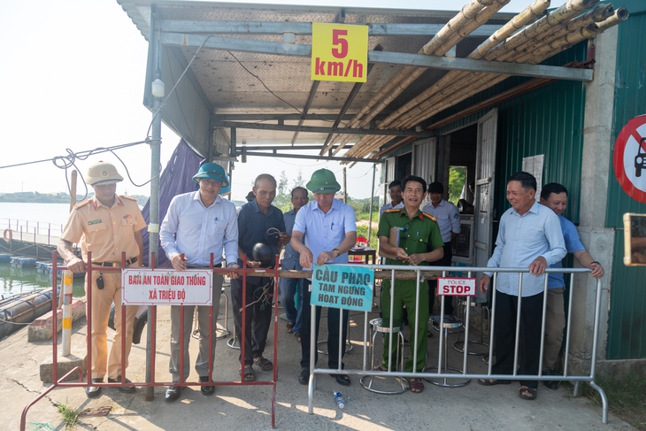 Cầu phao sông Thạch Hãn mở lại sau hai tuần, khắc phục một số hạn chế trong 7 ngày - Ảnh 4.