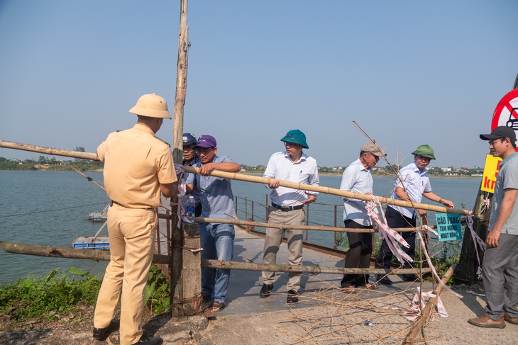 Cầu phao sông Thạch Hãn mở lại sau hai tuần, khắc phục một số hạn chế trong 7 ngày - Ảnh 5.