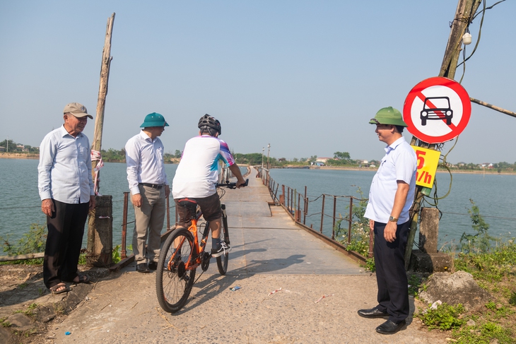 Cầu phao sông Thạch Hãn mở lại sau hai tuần, khắc phục một số hạn chế trong 7 ngày - Ảnh 1.