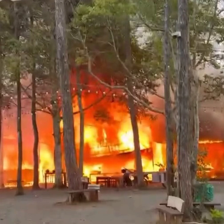 Cháy khu kinh tế đêm ở Măng Đen, nhiều gian hàng bị thiêu rụi - Ảnh 1.