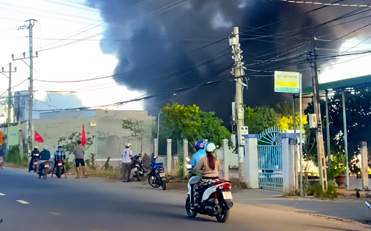 Cháy 4 căn nhà ven sông của hộ nghèo, thiệt hại hơn 86 triệu đồng - Ảnh 4.