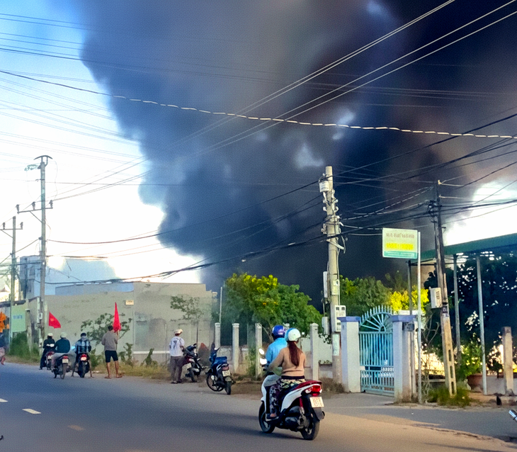 Cháy nhà ở Ninh Thuận, xe hơi, xe máy và nhiều tài sản bị thiêu rụi - Ảnh 1.