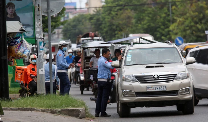 Campuchia tạm ngưng xử phạt vi phạm giao thông vì xăng tăng - Ảnh 1. Campuchia - Ảnh 1.