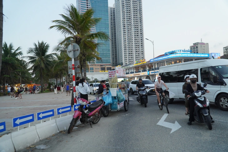 Hàng rong vẫn 'tung hoành' trên đường du lịch ven biển Đà Nẵng - Ảnh 4.