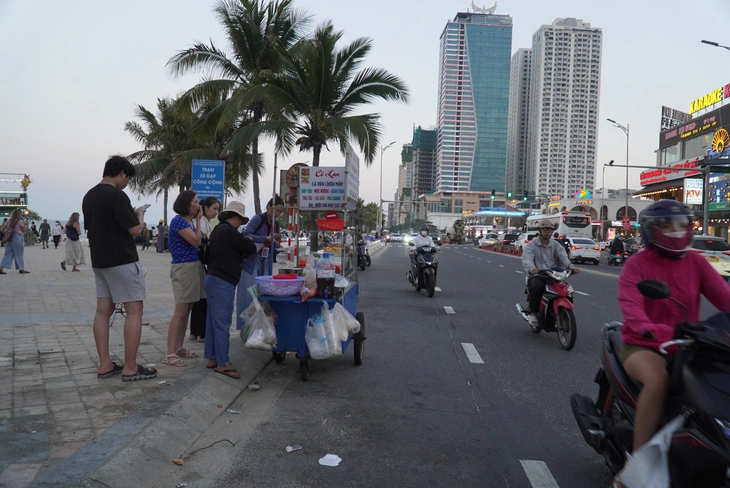 Hàng rong vẫn 'tung hoành' trên đường du lịch ven biển Đà Nẵng - Ảnh 9.