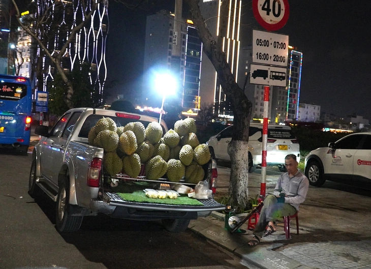 Hàng rong vẫn 'tung hoành' trên đường du lịch ven biển Đà Nẵng - Ảnh 8.