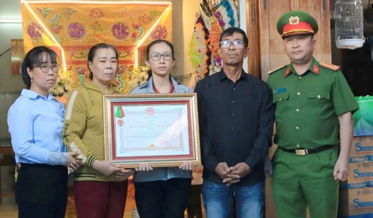 Truy tặng Huân chương Bảo vệ Tổ quốc hạng Ba cho chiến sĩ công an hy sinh khi chống 'cát tặc' - Ảnh 1. Truy tặng Huân chương Bảo vệ Tổ quốc hạng ba cho thiếu tá công an hy sinh trong khi chống 'cát tặc' - Ảnh 1.