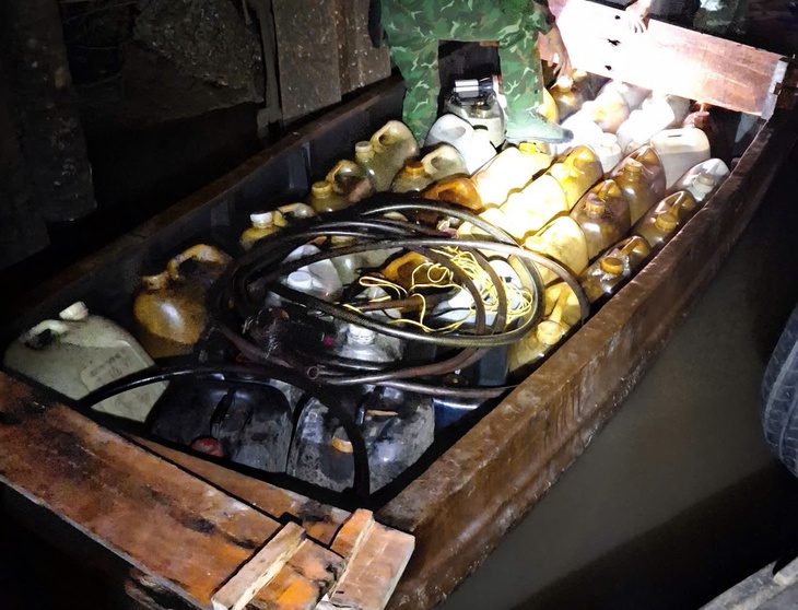 Bắt người đàn ông trộm hơn 900 lít dầu của các ghe, tàu đánh bắt hải sản - Ảnh 2.