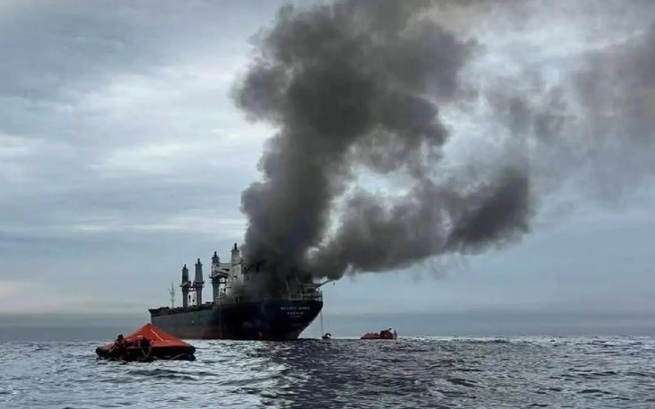 Malaysia bắt 2 tàu chở dầu ngoài khơi, giữ các thuyền viên 5 nước - Ảnh 2.