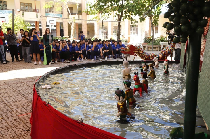 Hai giờ học sinh TP.HCM 'ngâm mình' cùng rối nước - Ảnh 2.