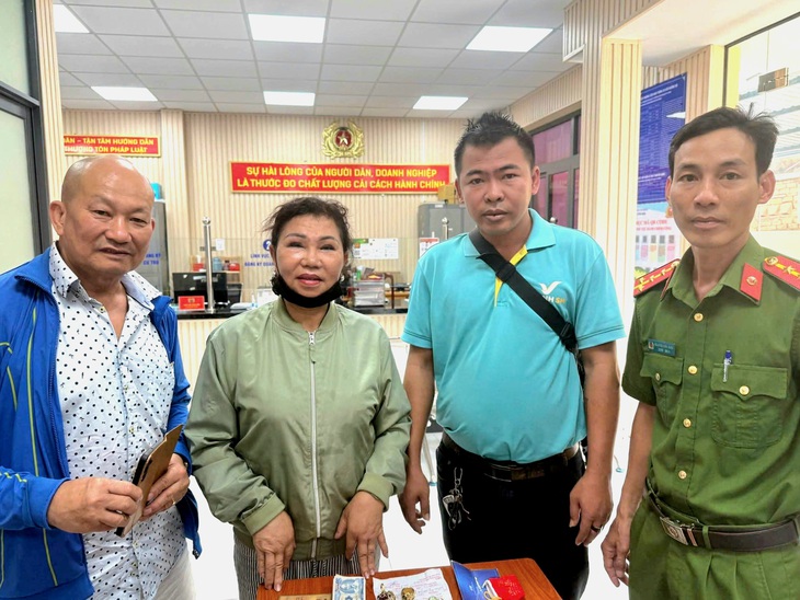 Công an hỗ trợ, hành khách nhận lại được túi xách có tài sản hơn 3 tỉ đồng để quên trên taxi - Ảnh 1.