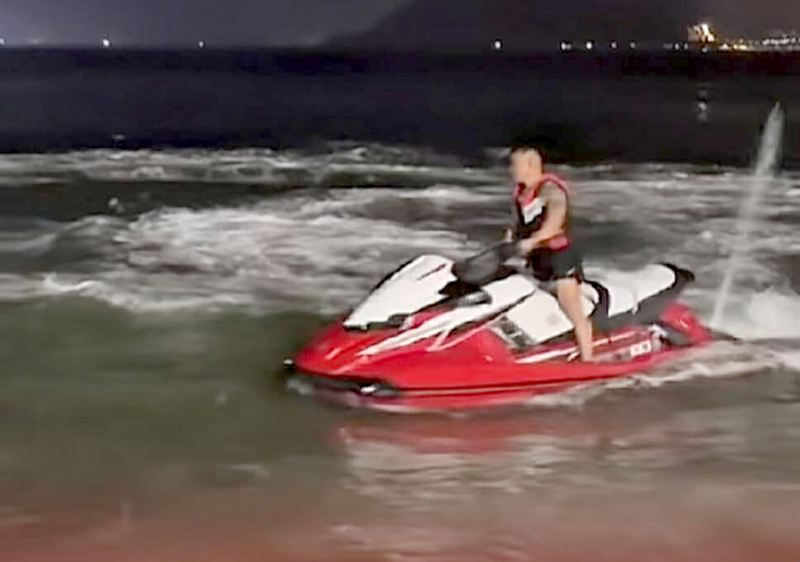 TikToker phóng mô tô nước trên bãi tắm ở Nha Trang xin lỗi, cảnh sát vẫn xử nghiêm - Ảnh 1.