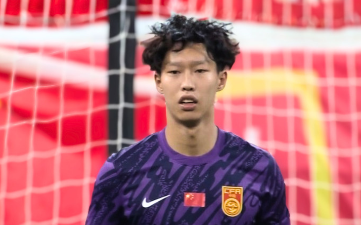 Nữ võ sĩ giả vờ chạm găng, lén lút tung 2 cú đá liên tiếp hạ knock-out đối thủ sau 6 giây - Ảnh 2.