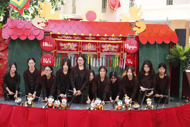 Hai giờ học sinh TP.HCM 'ngâm mình' cùng rối nước - Ảnh 3.