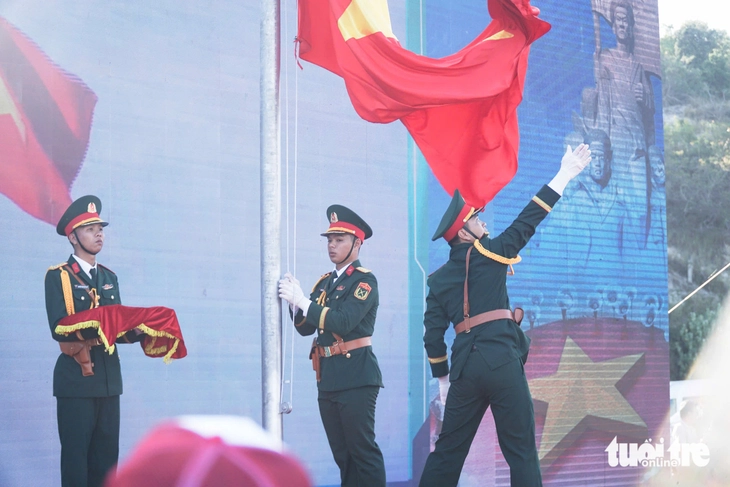 Thượng cờ ở Khu tưởng niệm Chiến sĩ Gạc Ma, khai màn Tiền Phong Marathon 2026 - Ảnh 2.