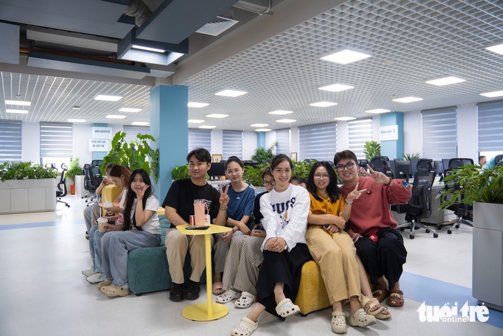 Sinh viên học viết bình luận và tham quan không gian làm việc mới tại báo Tuổi Trẻ - Ảnh 3.