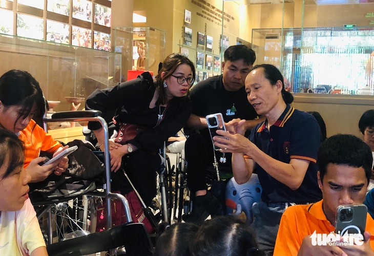 Lớp học đặc biệt giúp nạn nhân da cam lưu giữ khoảnh khắc bằng điện thoại - Ảnh 1. da cam - Ảnh 1.