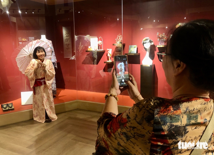 Lớp học đặc biệt giúp nạn nhân da cam lưu giữ khoảnh khắc bằng điện thoại - Ảnh 2. da cam - Ảnh 2.