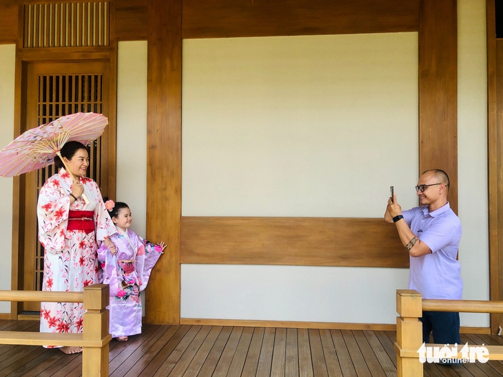 Lớp học đặc biệt giúp nạn nhân da cam lưu giữ khoảnh khắc bằng điện thoại - Ảnh 4. da cam - Ảnh 4.