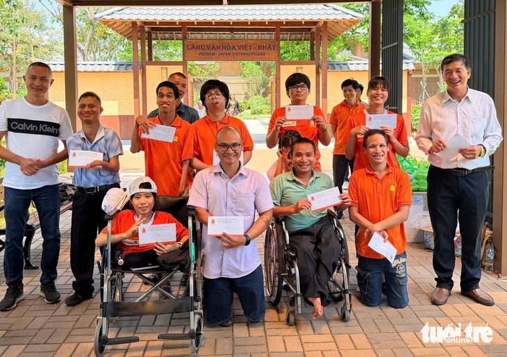 Lớp học đặc biệt giúp nạn nhân da cam lưu giữ khoảnh khắc bằng điện thoại - Ảnh 8. da cam - Ảnh 8.