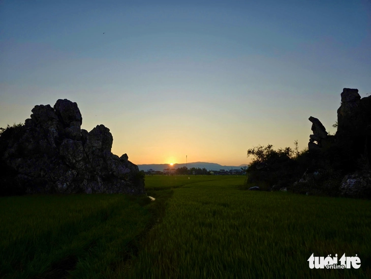 Gành đá như 'sống lưng rồng' giữa cánh đồng lúa Phú Yên hút du khách - Ảnh 8.