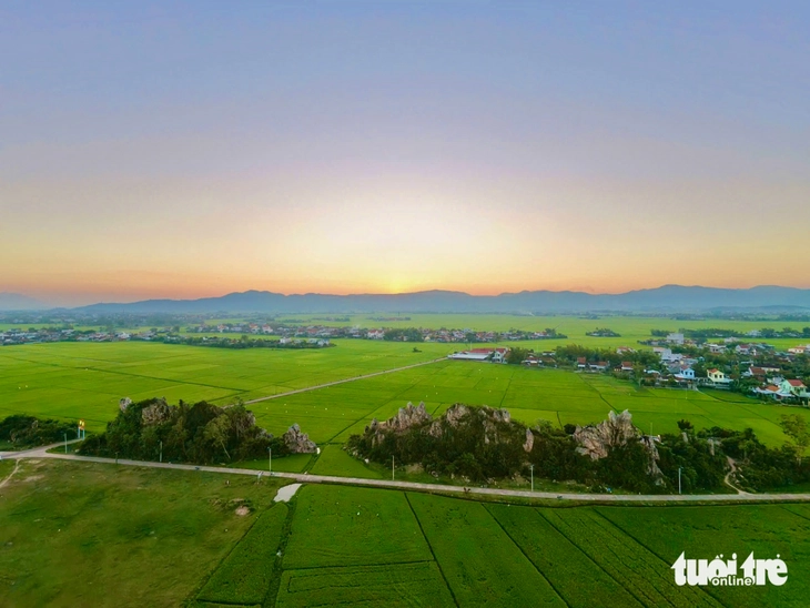 Gành đá như 'sống lưng rồng' giữa cánh đồng lúa Phú Yên hút du khách - Ảnh 12.