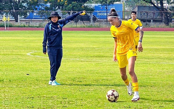 Đá giữa trưa ở Lào, CLB nữ TP.HCM thua 0-3 tại Cúp C1 - Ảnh 3.