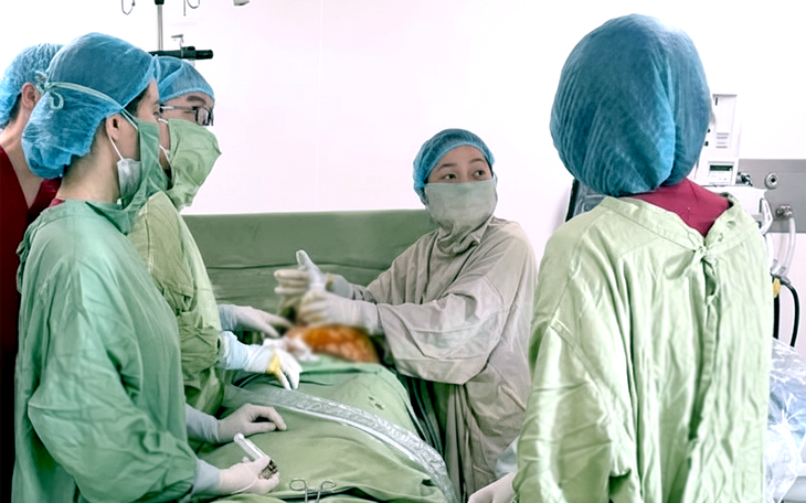 Em bé sinh ra với ‘đôi cánh nhỏ’ trên lưng mẹ - Ảnh 3.