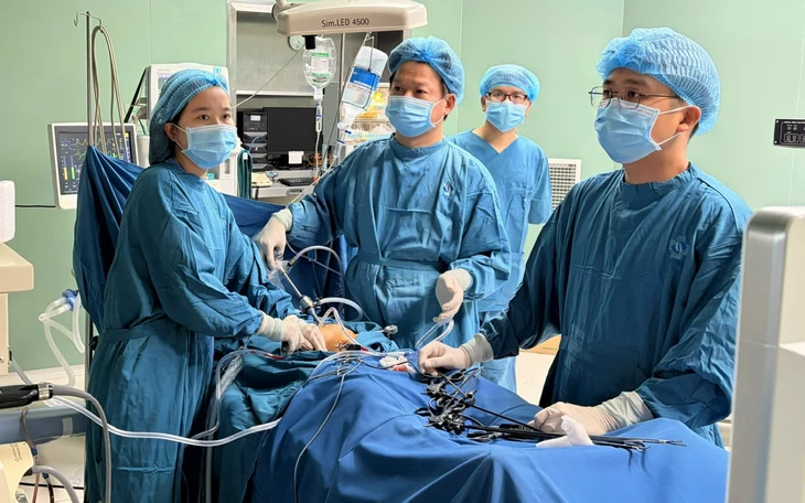 Phẫn nộ cảnh sản phụ bị một người đàn ông hành hung trước giờ mổ - Ảnh 2.