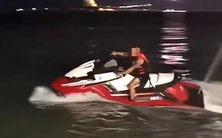 TikToker phóng mô tô nước trên bãi tắm công cộng Nha Trang lên tiếng xin lỗi, cảnh sát xử lý nghiêm - Ảnh 2.