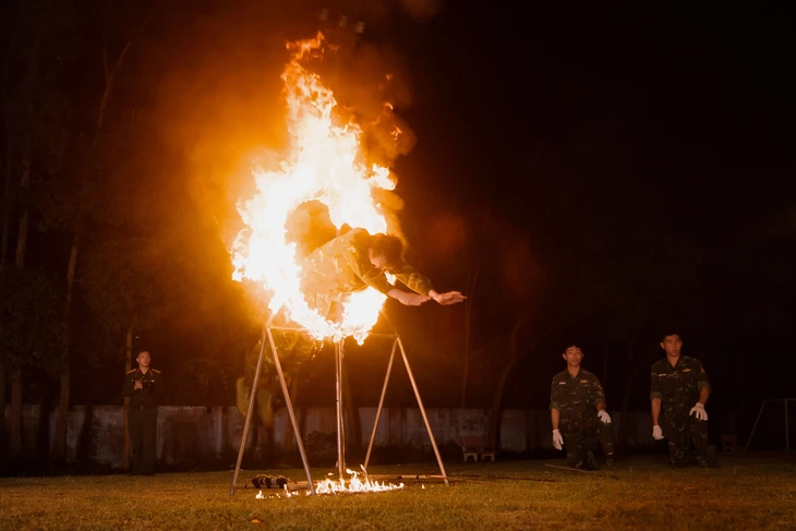 Sinh viên thích thú xem đặc công biểu diễn, ăn cơm bộ đội và nghe chuyện gìn giữ hòa bình - Ảnh 4.