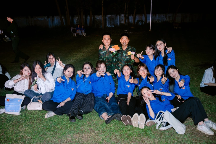 Sinh viên thích thú xem đặc công biểu diễn, ăn cơm bộ đội và nghe chuyện gìn giữ hòa bình - Ảnh 4.