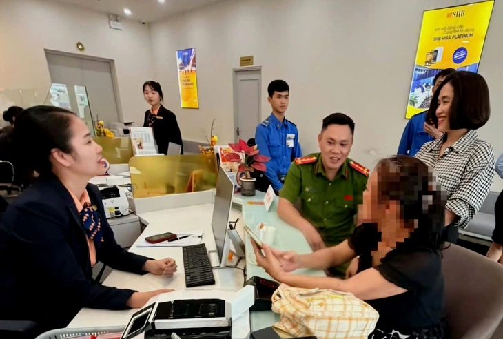 Ngân hàng gọi công an đến hỗ trợ giúp nữ khách hàng thoát bẫy lừa đảo nhận tiền đô từ nước ngoài - Ảnh 1.