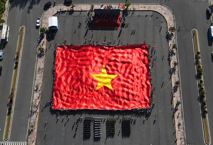 Thượng cờ ở Khu tưởng niệm chiến sĩ Gạc Ma, khai màn Tiền Phong Marathon 2026 - Ảnh 4.