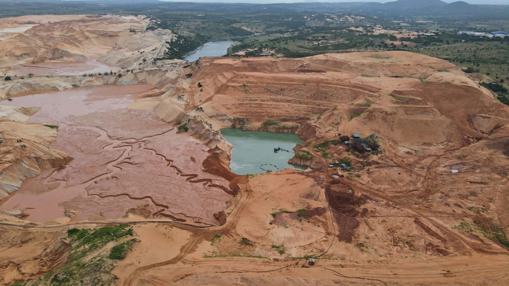 Cán bộ hải quan nhận 8,5 tỉ đồng để tráo hàng giúp người Trung Quốc buôn lậu quặng - Ảnh 2.